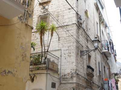 Per scovare la terza torre dobbiamo recarci dalla parte opposta del centro storico, in via Martinez, nei pressi della Chiesa di Santa Maria del Buonconsiglio...